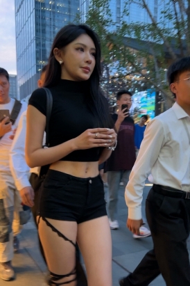 超清4K街拍大长腿美女2分01秒 [654 MB/MOV]