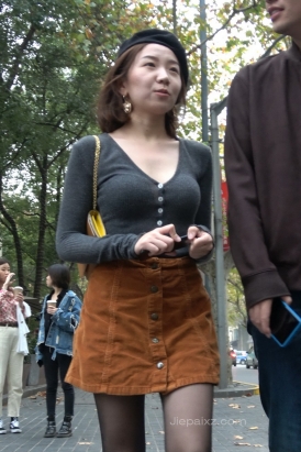 4K - 街拍棕色短裙黑丝美眉 [2.04 GB/MP4]