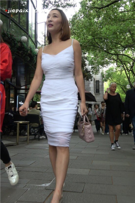 4K - 街拍白色吊带包臀裙少F [1.32 GB/MP4]