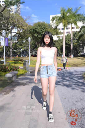 编码2603热裤美腿