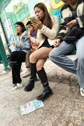 公车亭黑色长靴肉丝