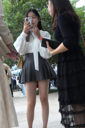 4K - 街拍百褶短裙白衬衫青春美少女 [2.00 GB/MP4]