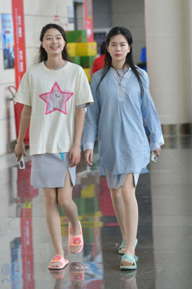 2493-13=65√肉丝，美腿，拖鞋，俩闺蜜