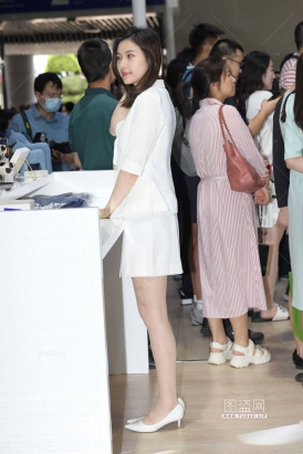 23612-43=107√假日她和你同居？看到丝袜裆部了哈