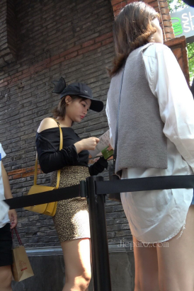 4k - 街拍豹纹裙美女 [2.98 GB/MP4]