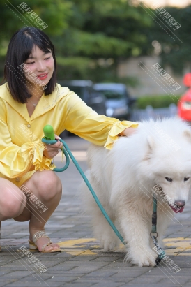【M1112】遛狗女孩