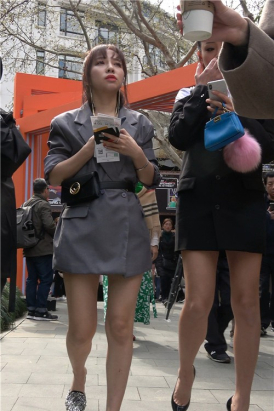 街拍性感美腿美女姐妹 [1.72 GB/MP4]