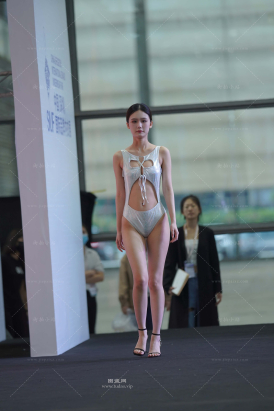 连体比基尼美女