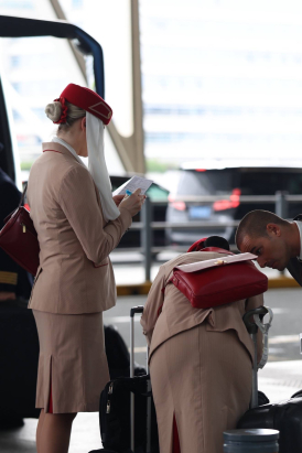 阿联酋吉祥航空空姐落地
