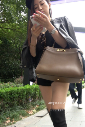 4K - 性感短热裤街拍长靴美女 [2.18 GB/MP4]