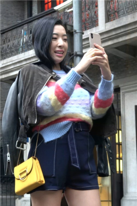 4K - 姐妹俩聊什么笑得这么开心 [1.50 GB/MP4]