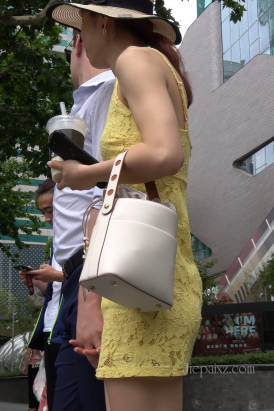 4K - 街拍黄色吊带裙美女[1.40 GB/MP4]