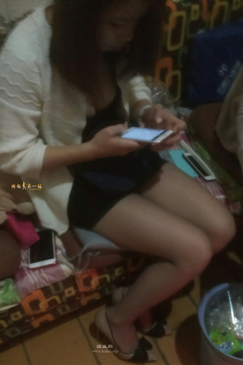 昨晚在路邊按摩店里抓拍的棕灰絲 美 女