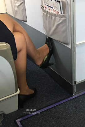 机上拍摄-第五季-稀缺资源-东航长筒袜勾丝-挑鞋漏长筒袜脚