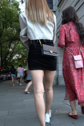 4K - 黑色短裙性感街拍美女 [1.72 GB/MP4]