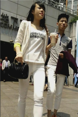 街拍红色高跟鞋苗条长腿紧身白裤美女 [750 MB]