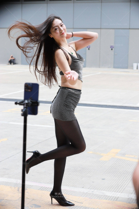 韵味黑丝网红直播跳舞