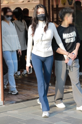 蓝色紧身瑜伽裤美眉