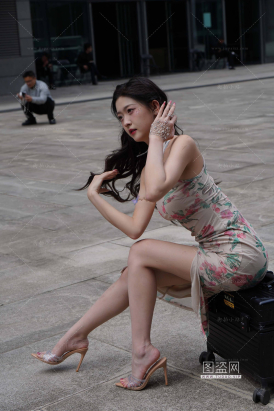 花裙子美足高跟网红 任绵绵