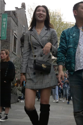 楚楚动人的长靴美腿街拍美女