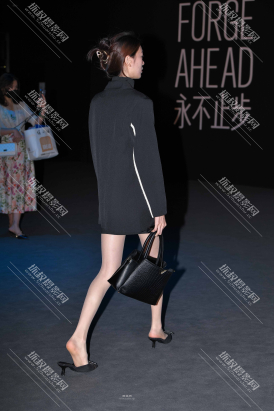 【J5439】深圳时装周·黑裙丝袜凉拖苗条美女（图+视频）