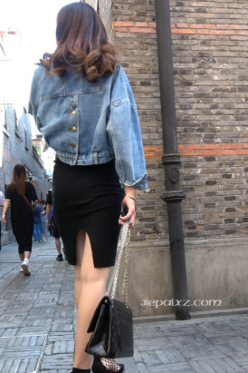 4K - 性感高跟鞋街拍牛仔外套女神级美女 [1.26 GB/MP4]