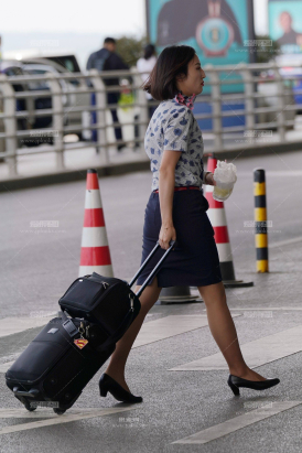 25空姐街拍-青花瓷显身材两款不同高跟细跟好看