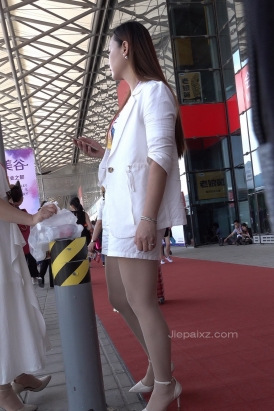 4K - 顶级美腿，配肉丝袜高跟 [1.70 GB/MP4]