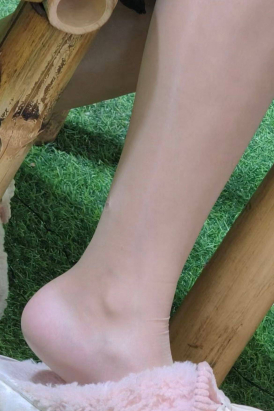 手机4K视频 肉丝拖鞋黑衣美女  4k60fps   1.12GB  1min39s