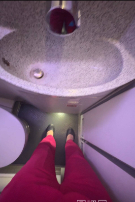 最新南航大长腿空姐肉丝厕所秀脚挑鞋，脚丫超好看