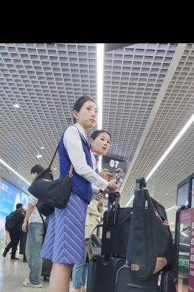 4K视频偶遇南航两位乘务长气质韵味肉丝等车