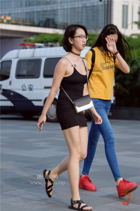 编码2530紧身包臀裙短美腿美胸吊带美背