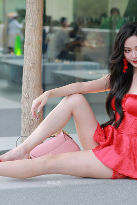 红裙长腿高跟美女