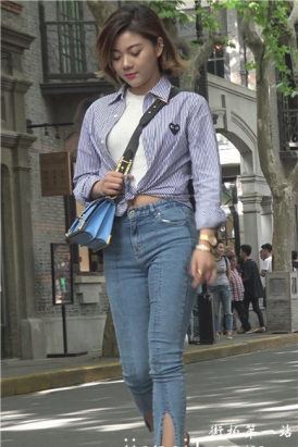 4k-貌美如花的紧身蓝色牛仔裤美女姐姐边走边拍[2.94 GB]