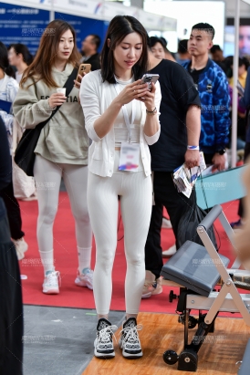 ★白色瑜伽紧身裤美女