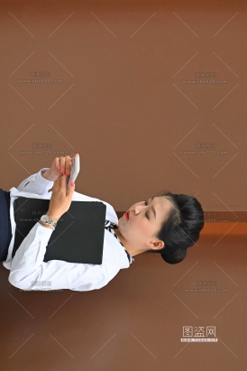 2658-1-123√谁家媳妇，上班如此迷人～脱鞋歇歇～