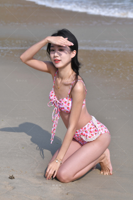 清甜可口，草莓比基尼美女