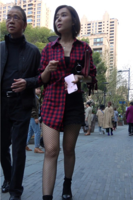 4k-街拍格子衬衫大眼网袜短发气质小姐姐 [780 MB]