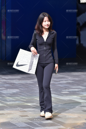 ★黑色紧身裤小美女