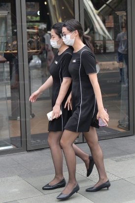 两姐妹的黑丝和鞋子更显气质240218-10-62