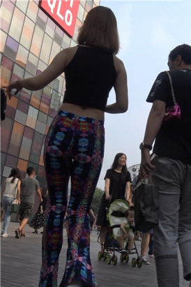 4k-碎花喇叭裤大长腿高妹 [590 MB]