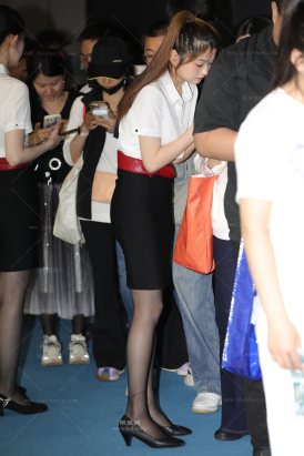 25上海车展苗条精致的黑丝美腿制服礼仪小姐姐